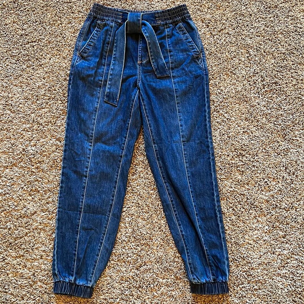 Super cute! American Eagle elastic waist and cuff jeans with front tie, XS